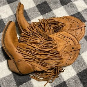 Liberty Black Vegas Fringe Boots Rojo